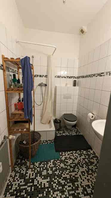 Bright room in nice WG