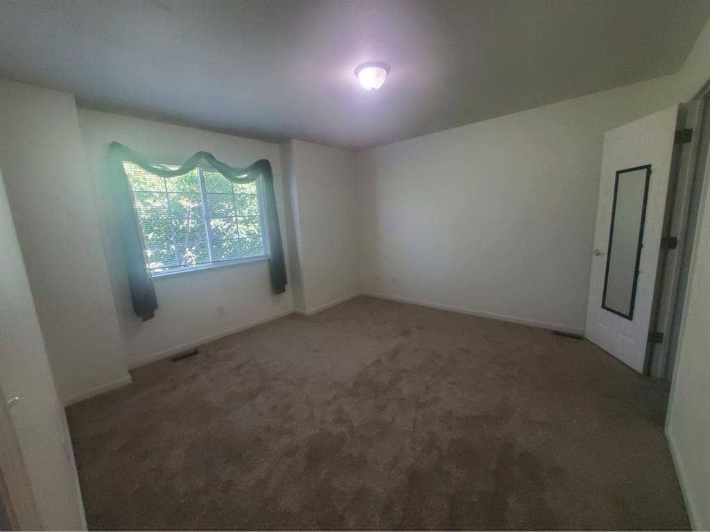 Available room/bathroom in townhome