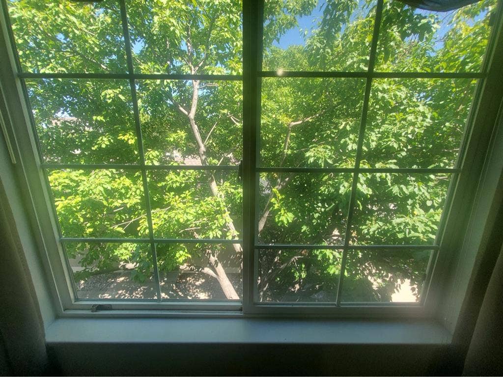 Available room/bathroom in townhome
