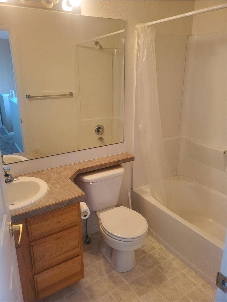 Available room/bathroom in townhome