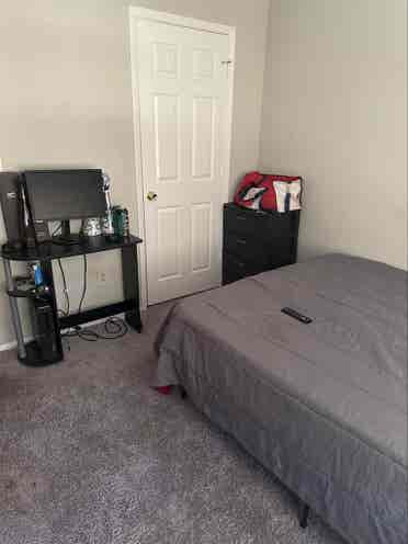 Looking for Roommate