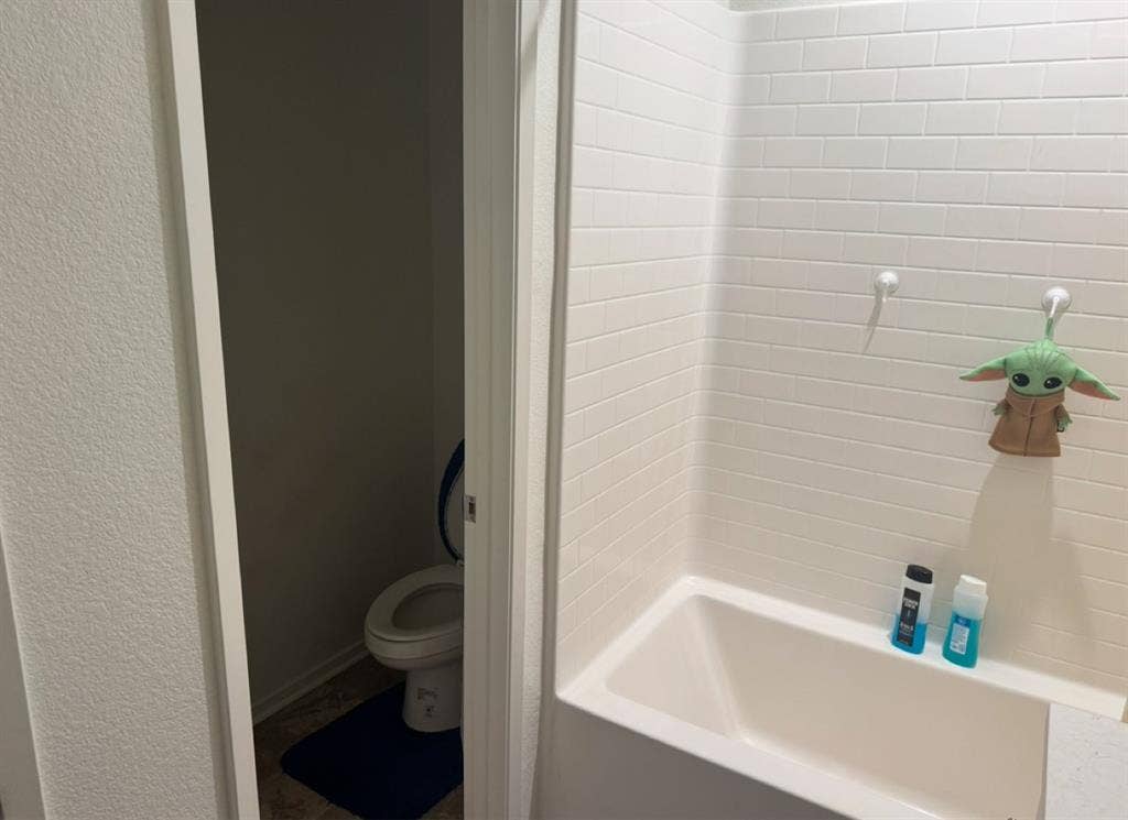 Room available w/ Bathroom !
