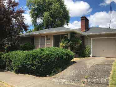 3 bedroom house  minute from UO