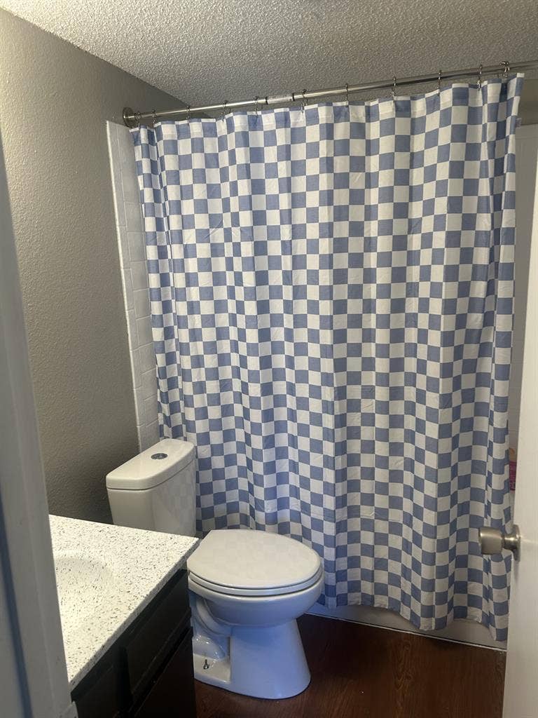 Looking for a female roomate