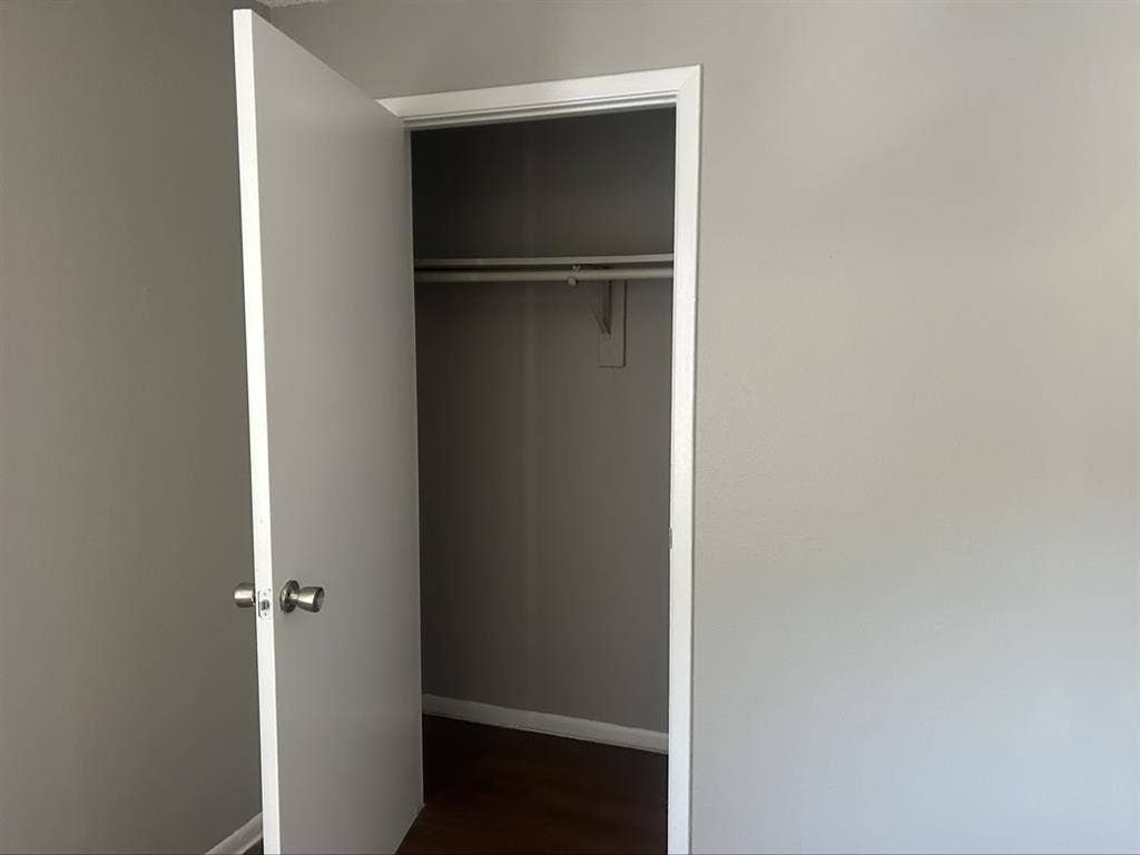 Looking for a female roomate