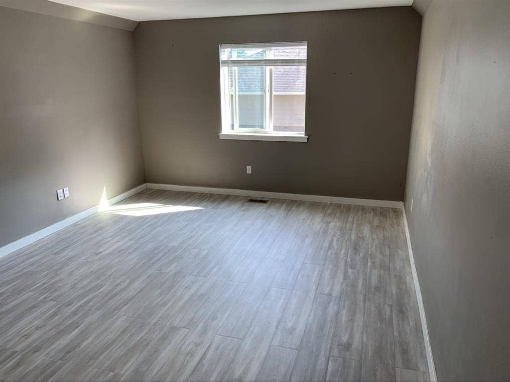 Large room available in great area