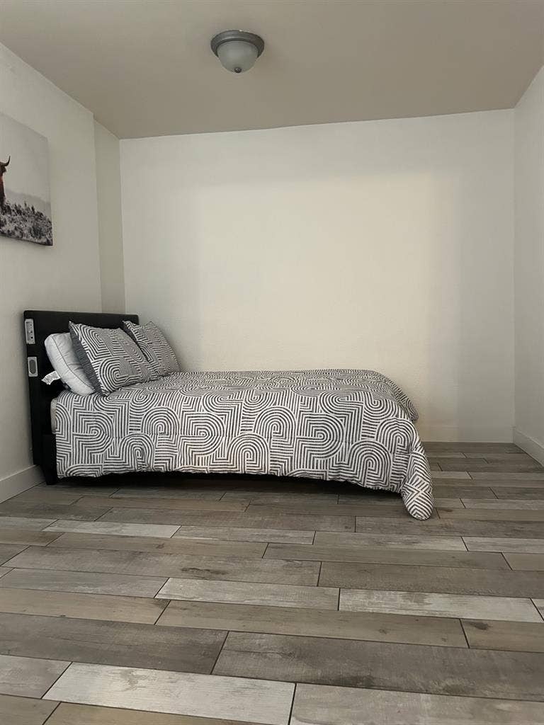 Renting room
for woman roommate.