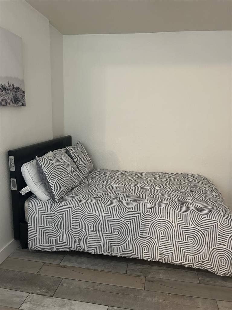 Renting room
for woman roommate.