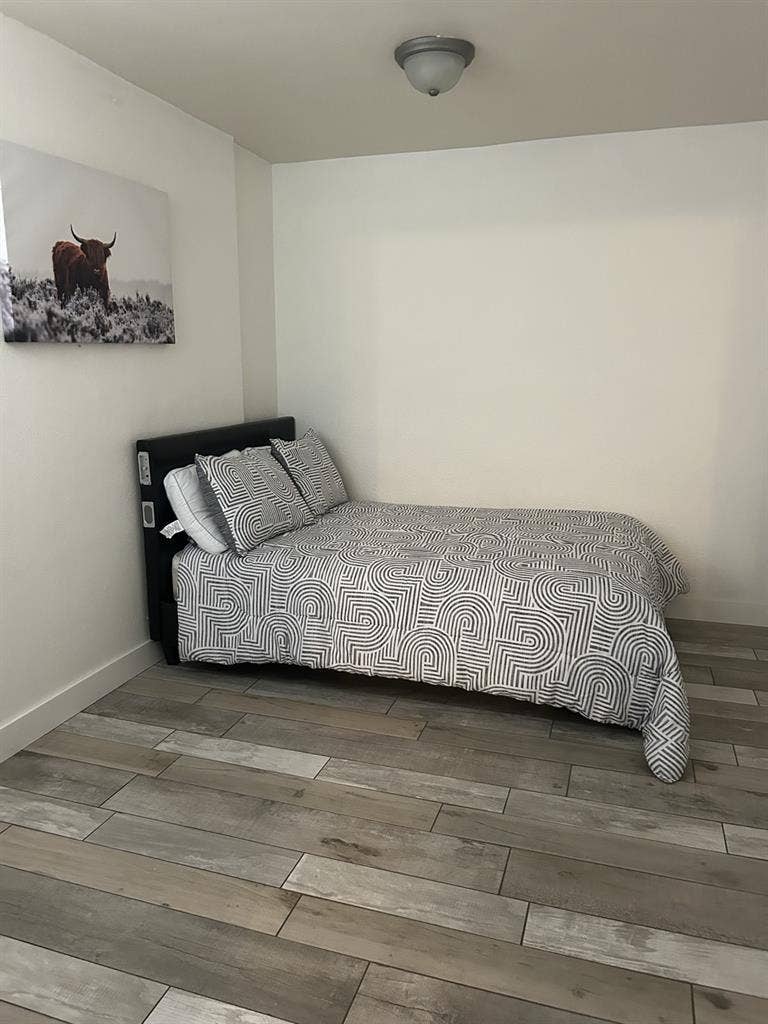 Renting room
for woman roommate.