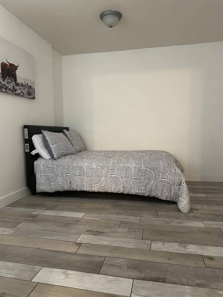 Renting room
for woman roommate.