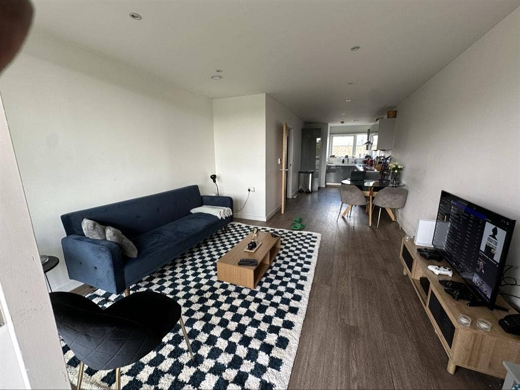 Looking for a new roommate :)