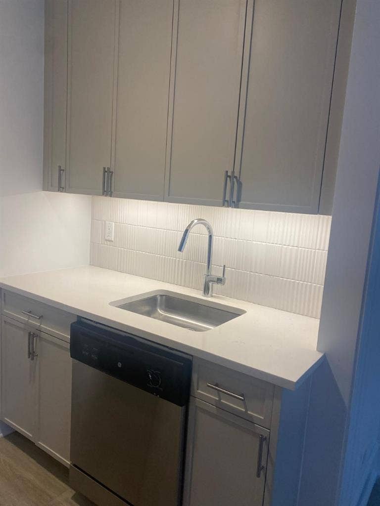 ✨Spacious Room in Midtown South✨