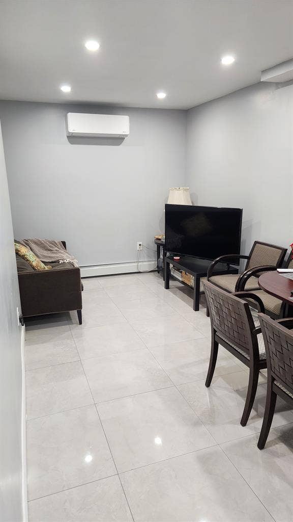 1 room in Bayside for a female