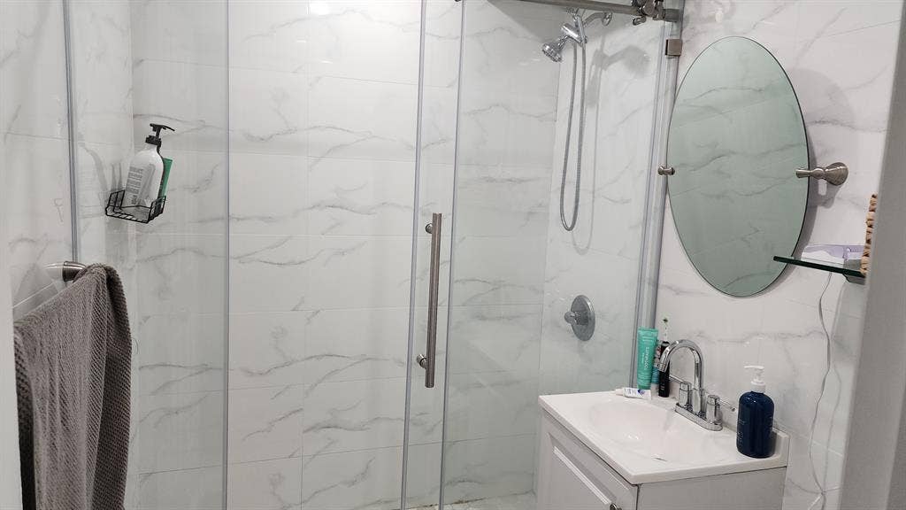1 room in Bayside for a female