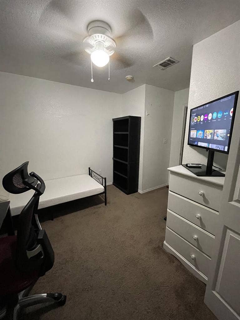 Far West Side Room $/month