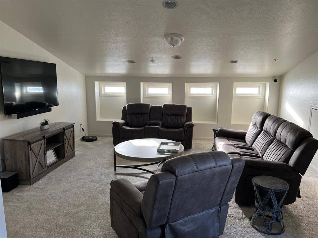 Room for rent in Luxury Community.
