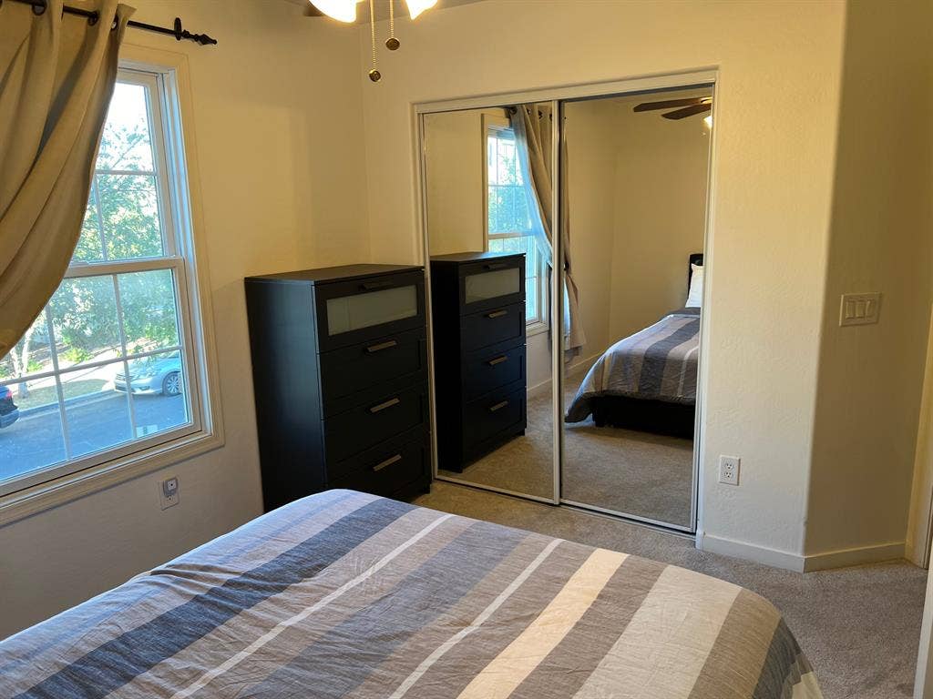 Room for rent in Luxury Community.