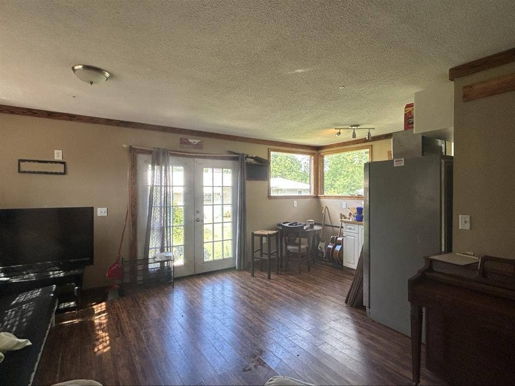 Tiny house in back of fenced yard !