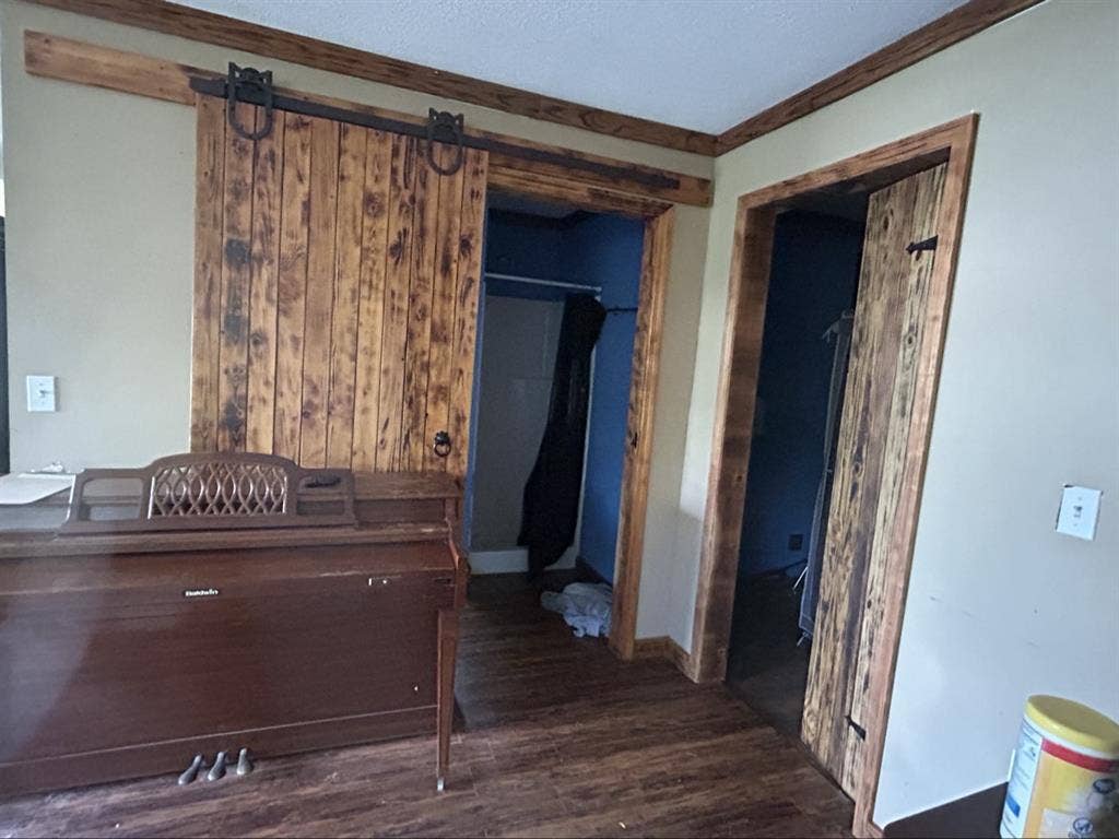Tiny house in back of fenced yard !