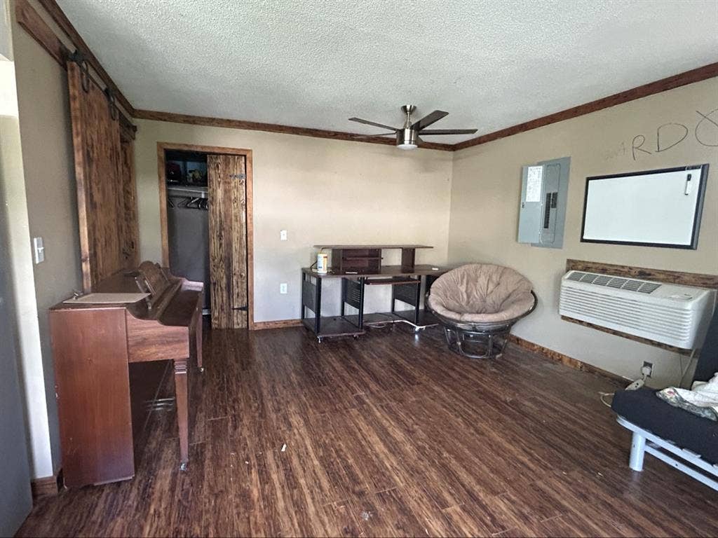 Tiny house in back of fenced yard !