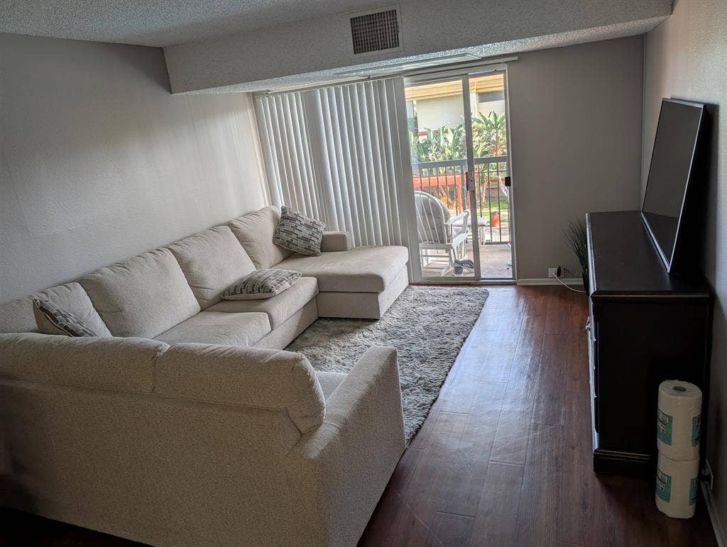 Busco Roomate female