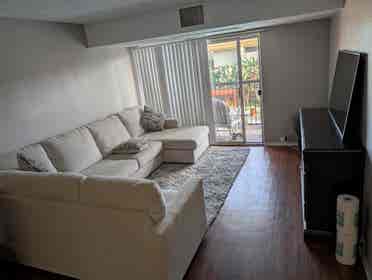 Busco Roomate female