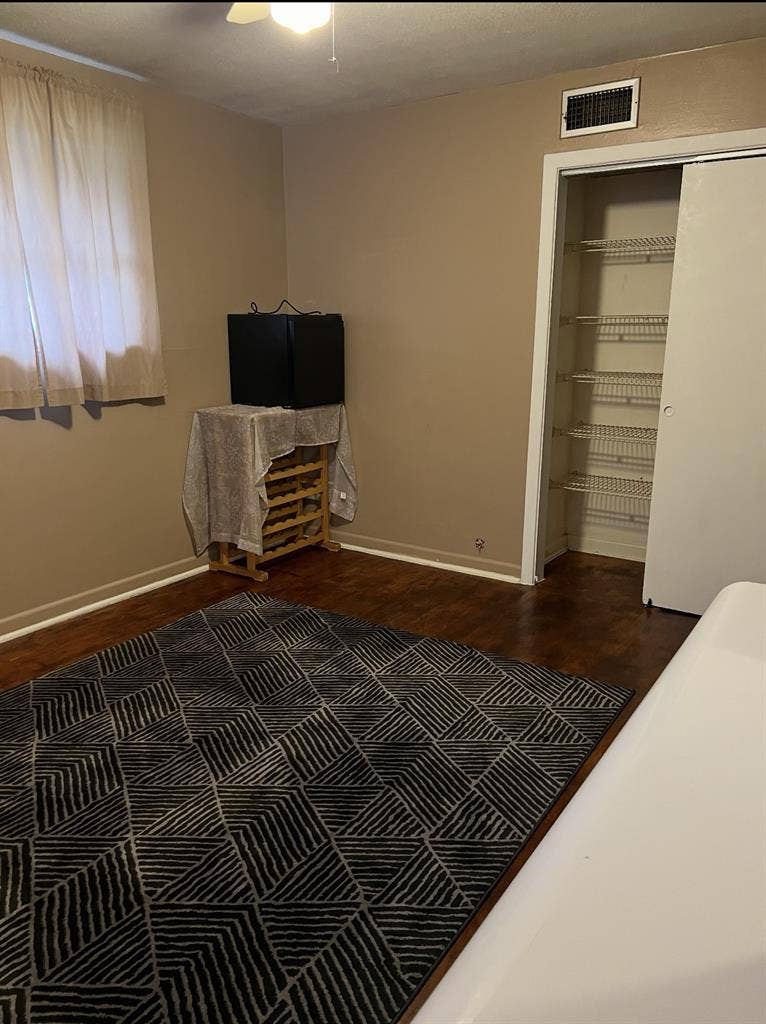 Room for rent, preferred females !