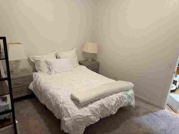 Looking for single female roomate
.