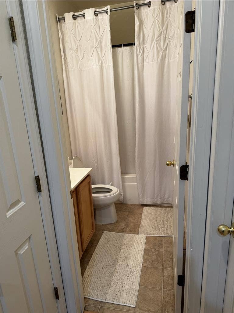 Looking for
roomate to share house.