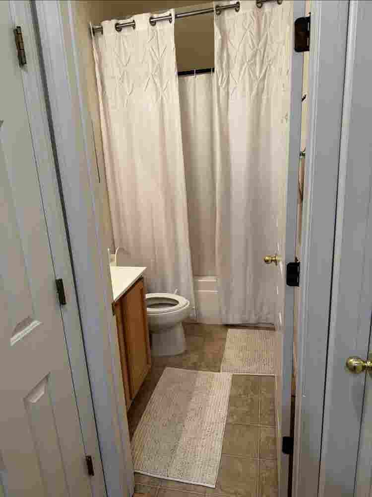 Looking for single female roomate
.