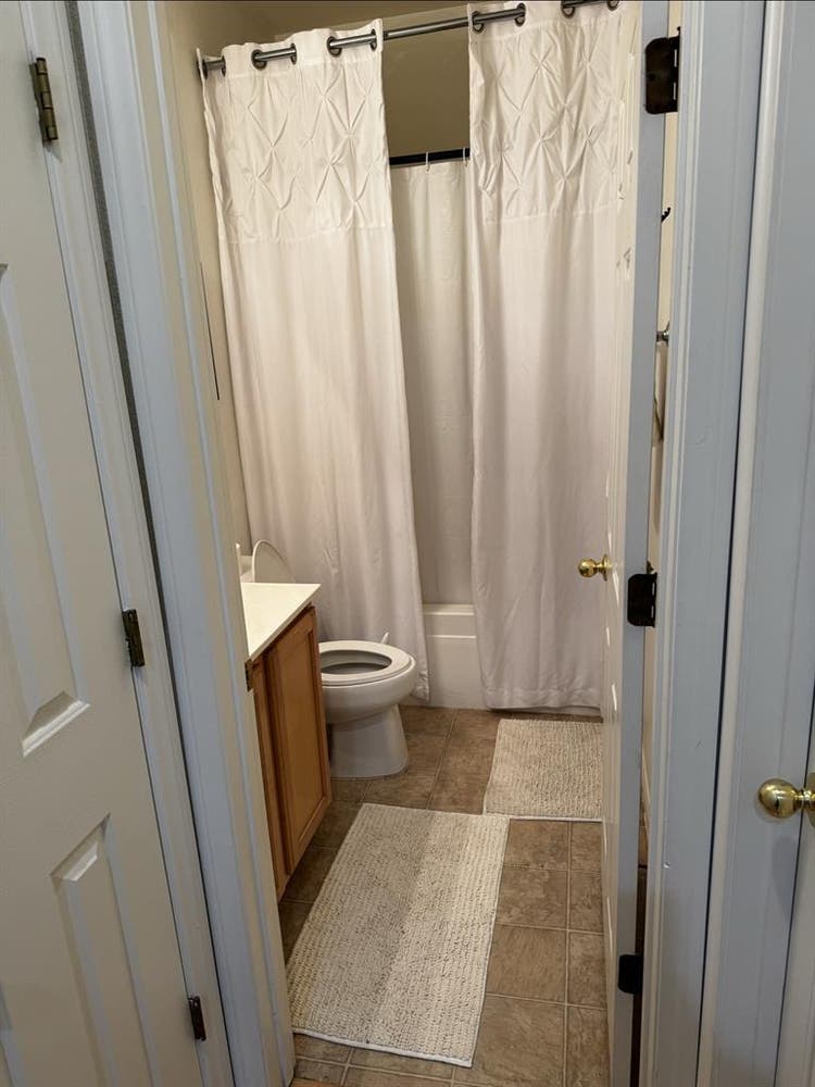 Looking for single female roomate
.