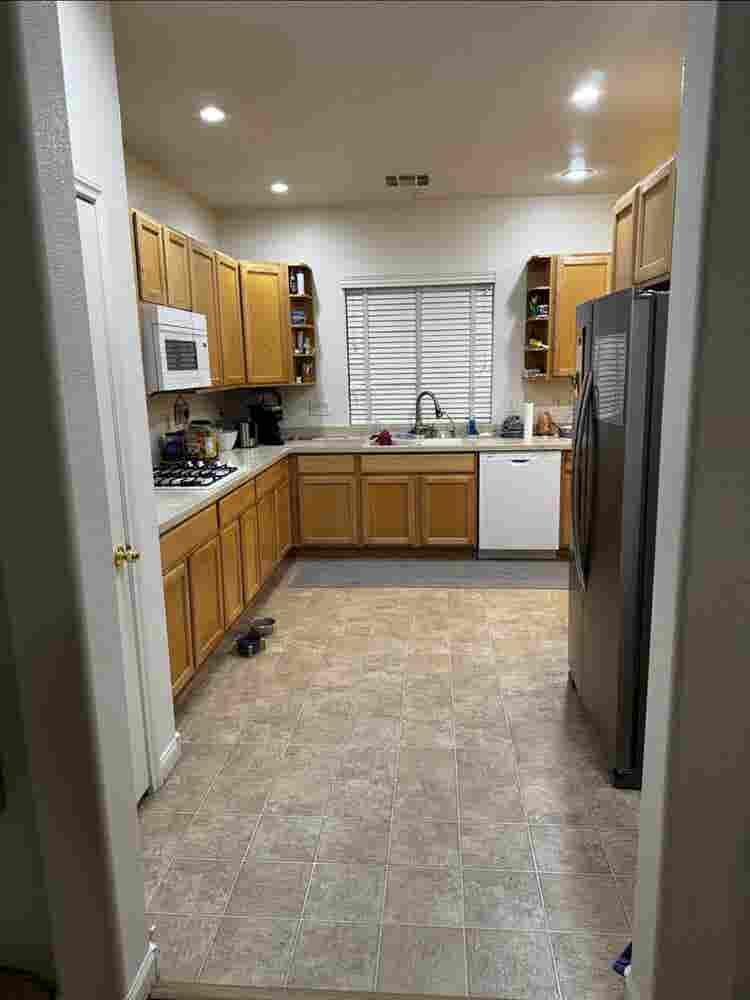Looking for single female roomate
.