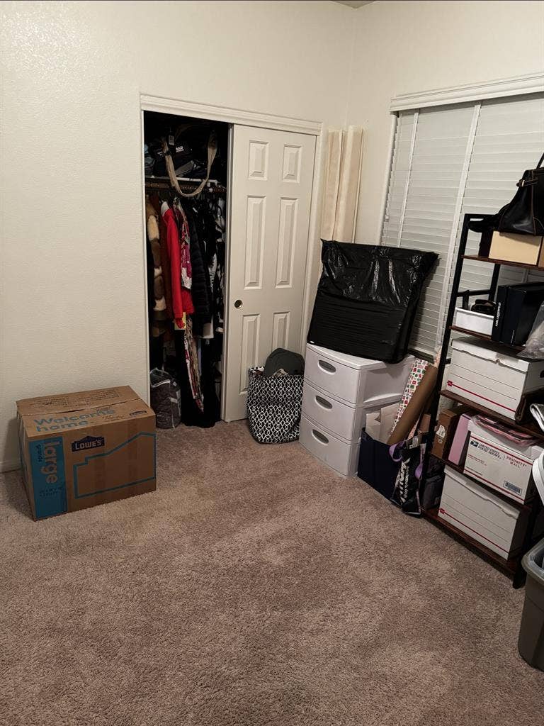 Looking for
roomate to share house.