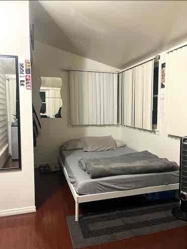 Subleasing Private Room on Menlo