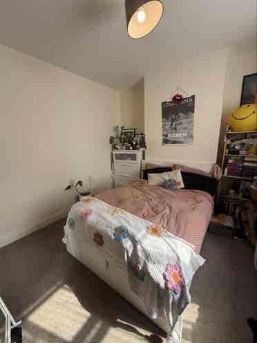 Double room in 2 bed flat