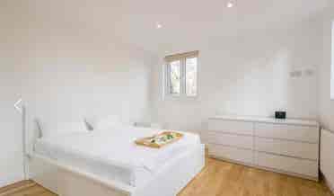Stunning 1 bedroom flat furnished