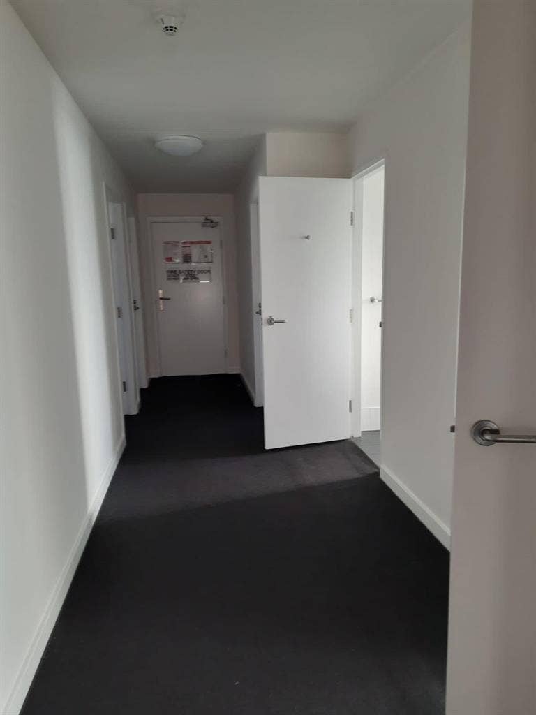 3 BEDROOM IN 6 BEDROOM HOUSE