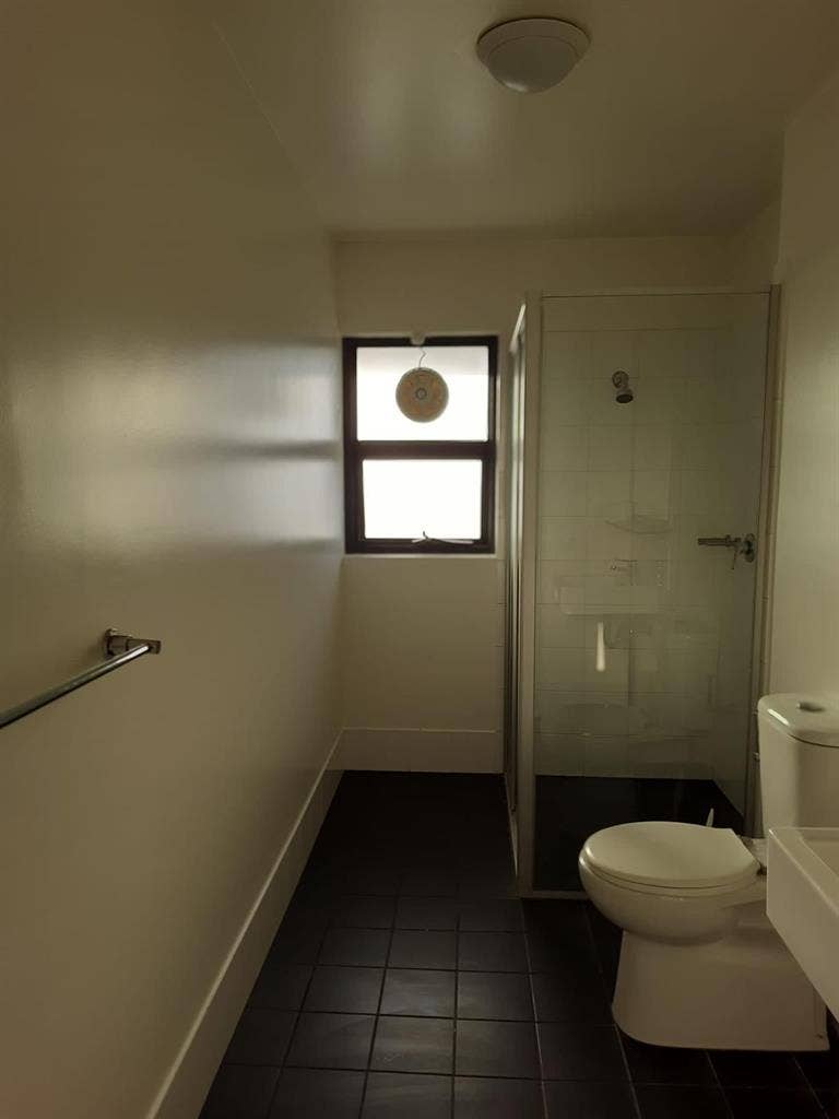 3 BEDROOM IN 6 BEDROOM HOUSE
