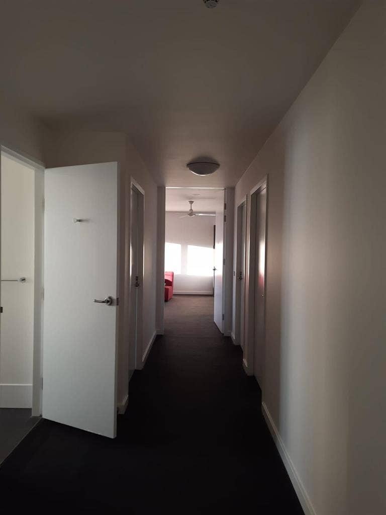 3 BEDROOM IN 6 BEDROOM HOUSE