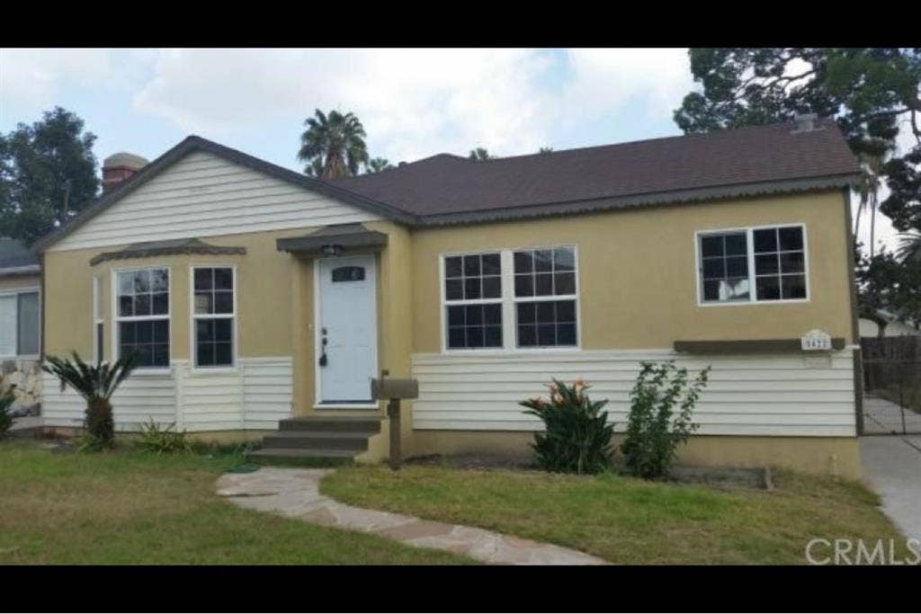 ROOM FOR RENT IN HOUSE