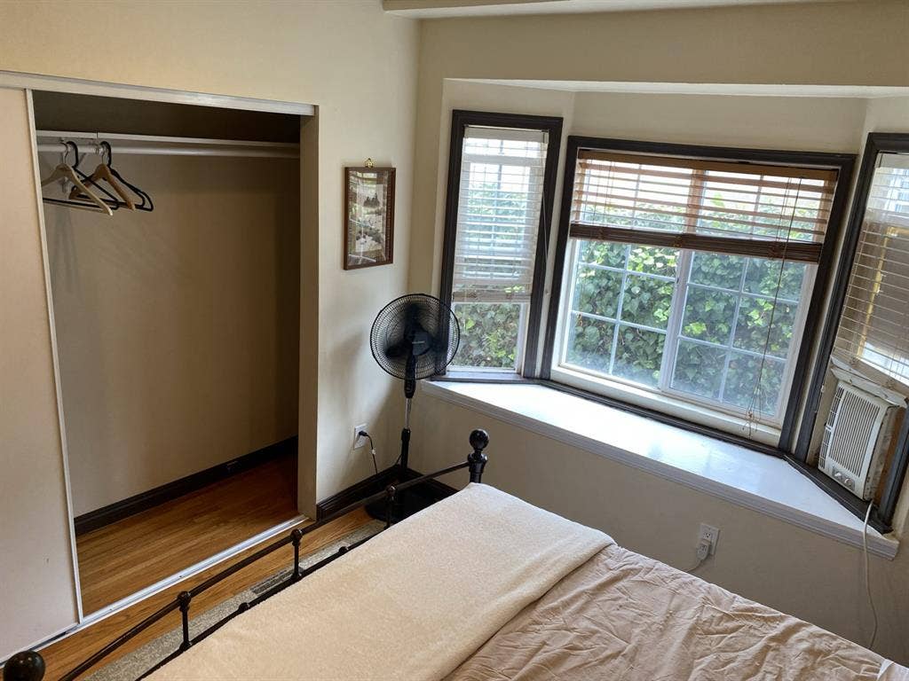 ROOM FOR RENT IN HOUSE