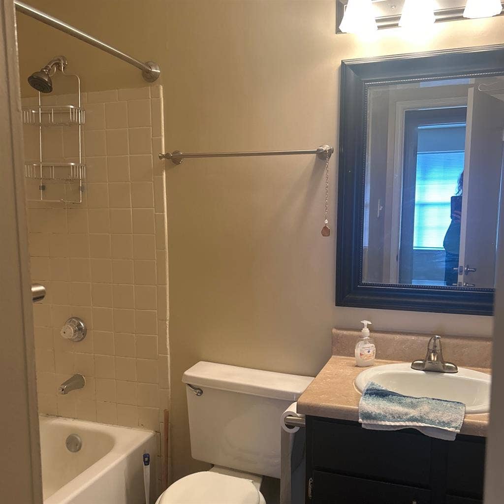 Room/bathroom for rent, Riverset