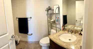 Private Room in ba Apartment