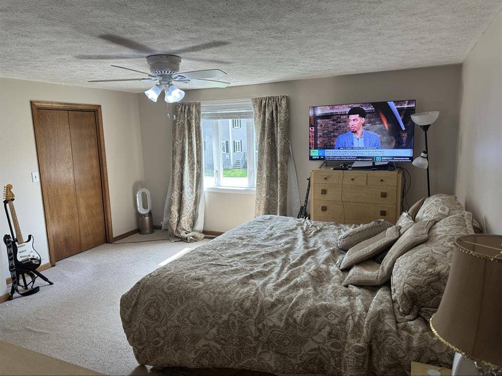 Looking for a Roommate for Condo