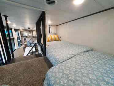 Lexury Rv 5 beds ready