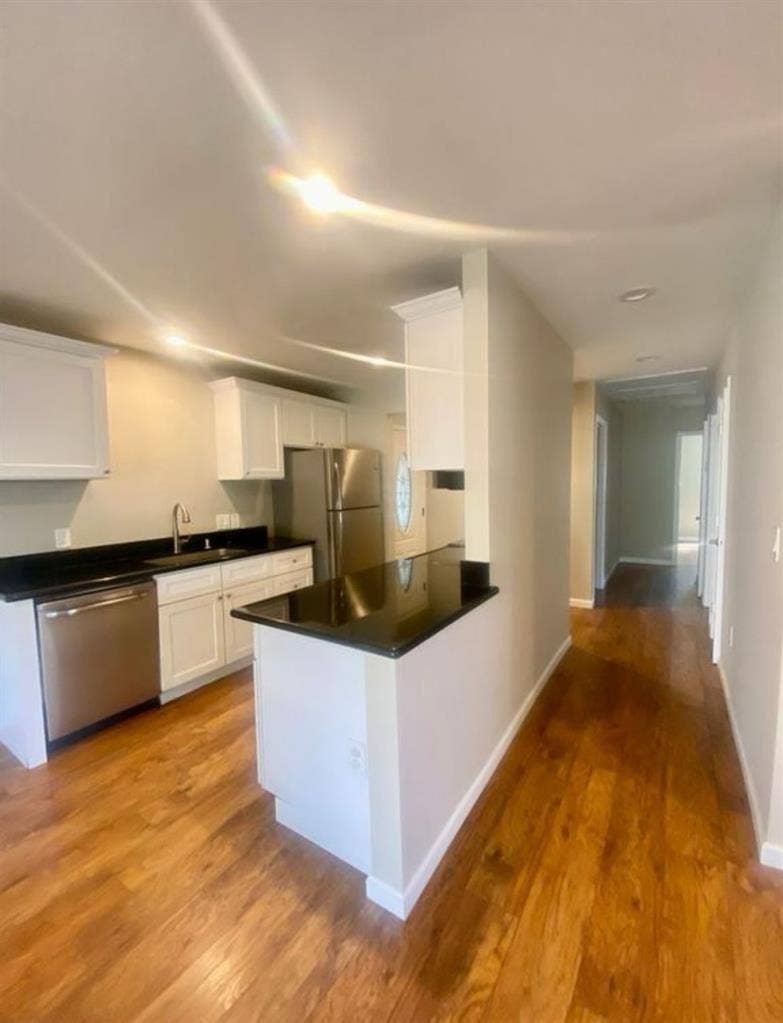 Housemates wanted! Avail sept fifth