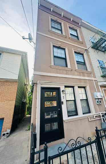 Modern Gorgeous Huge 1BR Apartment,