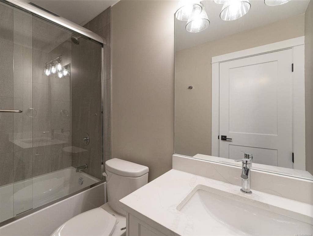 New and bright 1 bedroom suite