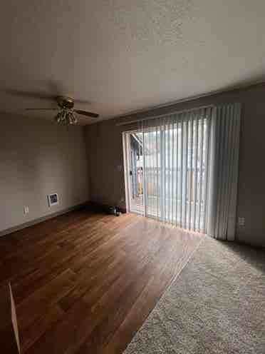 Looking for single/couple roommate