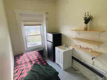 Private bedroom. Shared Bathroom.